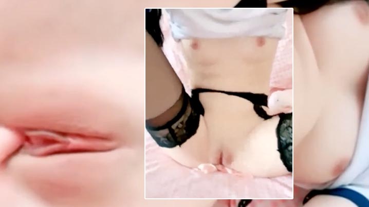 白虎妹子手指抽插萝莉白虎